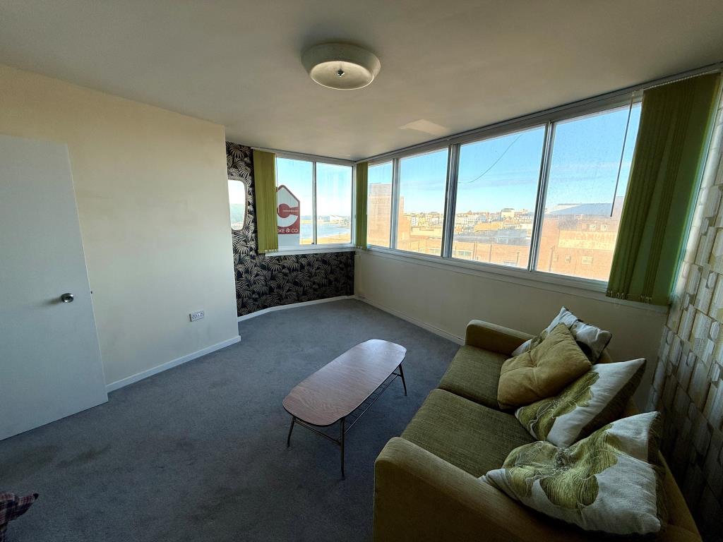 Lot: 105 - FLAT WITH SEA VIEWS - Living room